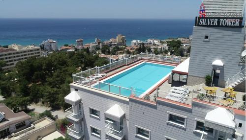 Výhled na bazén z ubytování Silver Tower Residence nebo okolí