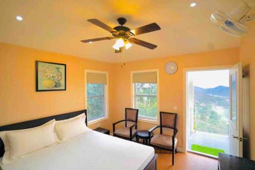 Postel nebo postele na pokoji v ubytování Le Reve Valley - Canadian cottage 3 - 3BHK Luxury cottage,Bonfire,Barbeque,Gym,Kids play zone,Lake view