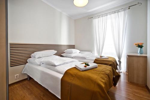 ワルシャワにあるP&O Serviced Apartments Bukowinskaのベッドルーム1室(ベッド2台、タオル付)
