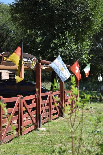 Ein Zaun mit Fahnen auf einem Feld in der Unterkunft Montañas Del Sol in Santa Rosa de Calamuchita