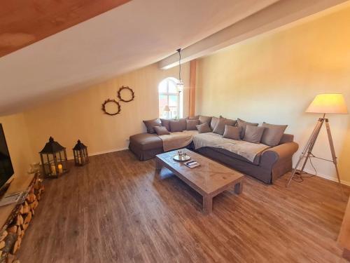 a living room with a couch and a coffee table at Ferienwohnung Kaiserblick in Grassau