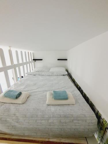 uma cama com duas almofadas num quarto em Green Oasis em Bjelašnica