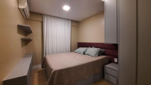 - une petite chambre avec un lit et une armoire dans l'établissement Apartamento lindo de viver no Maurício de Nassau, à Caruaru