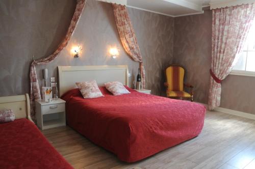 Säng eller sängar i ett rum på Hôtel Restaurant L'Essille Logishotel Elégance