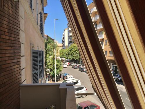 uma vista para uma rua da cidade a partir de uma janela em Flat for tourist use a stone's throw from center em Roma