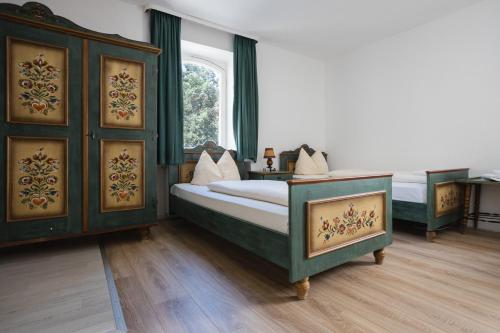 a bedroom with two beds and a window at Gockerlwirt & PilgerPension in Altötting
