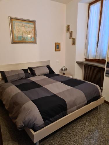 ein Schlafzimmer mit einem großen Bett in einem Zimmer in der Unterkunft Appartamento luminosissimo in pieno centro in Grosseto