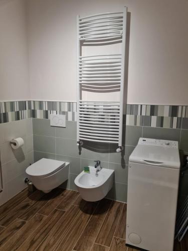ein kleines Bad mit WC und Waschbecken in der Unterkunft Appartamento luminosissimo in pieno centro in Grosseto