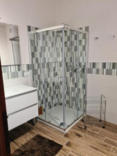 eine Dusche mit Glaskabine im Bad in der Unterkunft Appartamento luminosissimo in pieno centro in Grosseto