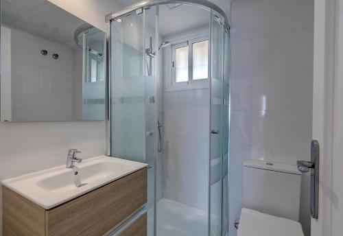 un bagno con doccia in vetro e lavandino di Apartment Boulevard 302 a Estepona