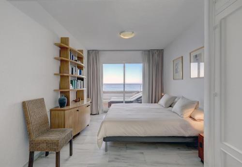 una camera da letto con un letto e vista sull'oceano di Apartment Boulevard 302 a Estepona
