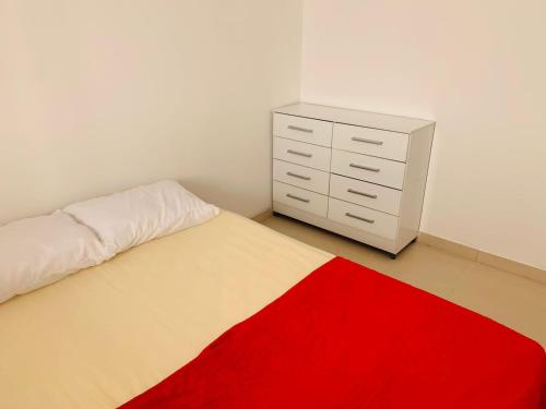 Säng eller sängar i ett rum på Aparta 2 dormitórios 7