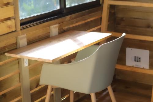 een tafel en twee witte stoelen in een tiny house bij Casa en el Arbol in Utica