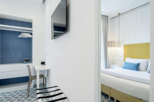 ein Schlafzimmer mit einem Bett und einem Schreibtisch in einem Zimmer in der Unterkunft Capri Marina Suite in Capri