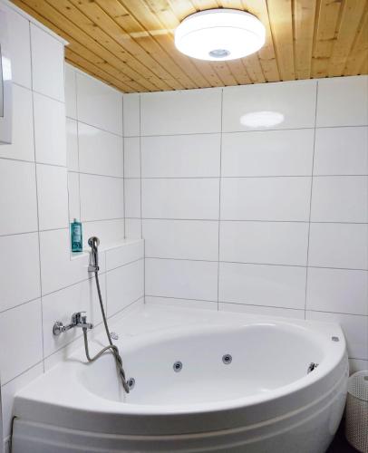 Bilik mandi di Oase in Mitten der Stadt
