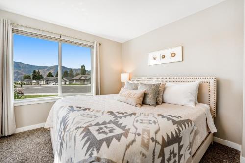 A bed or beds in a room at Manzanita Casita With Pool & Spa