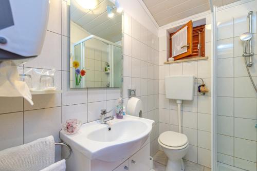 Een badkamer bij Apartments Sveti Leonard