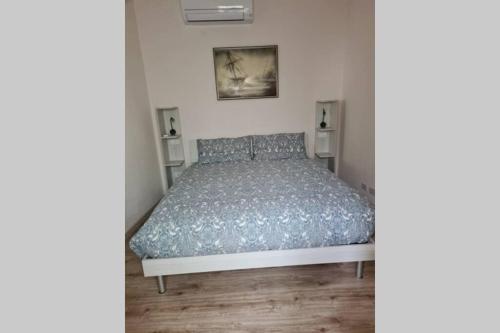 una camera con un letto di Tranquillo Appartamento in piazza a Grosseto