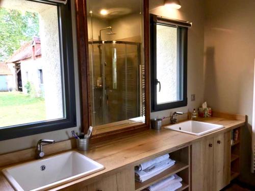 - Baño con 2 lavabos y 2 ventanas en Fermette des bords de Loire en Germigny-des-Prés