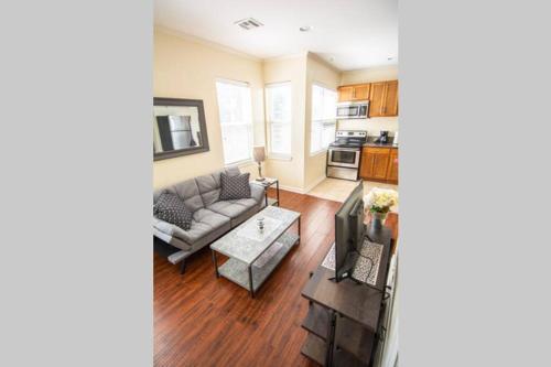 Uptown 23rd District Cozy 1BDR Walkable80 & Fast WiFi