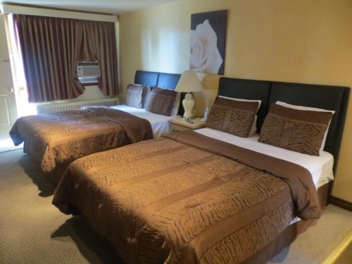 Säng eller sängar i ett rum på Mayflower Motel