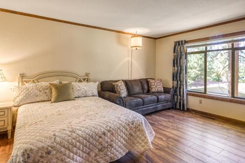 a bedroom with a bed and a couch at Skyland Retreat - Max nighttime occupancy of 8 in Zephyr Cove