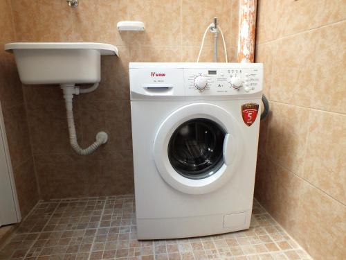 a washing machine in a bathroom with a sink at Casa Fronte Mare in Marina di Mancaversa