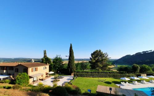 an aerial view of a villa with a swimming pool at Il Casolare Val Di Mare in Riparbella