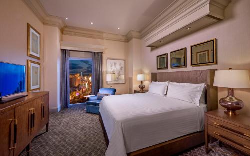 Säng eller sängar i ett rum på Treasure Island - TI Las Vegas Hotel & Casino, a Radisson Hotel