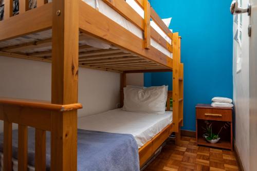 1 dormitorio con litera y escalera en Acolhedor em Copacabana - Perto da praia - RDL1112 Z5, en Río de Janeiro