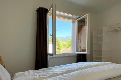 een slaapkamer met een bed en een raam bij Modern apartment in a charming old town setting in Altstätten