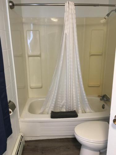 Bilik mandi di Howard Johnson by Wyndham Grande Prairie