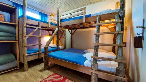 Zimmer mit Etagenbett und 2 Etagenbetten. in der Unterkunft Hostel Cape Town - Cambará do Sul in Cambará