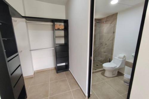 Un baño con inodoro y ducha a ras de suelo. en Dreams Lagoon by Andiani Travel, en Cancún