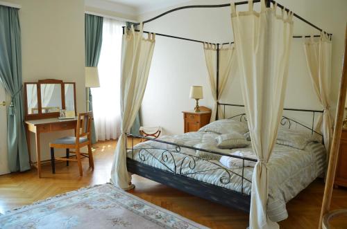 Un pat sau paturi într-o cameră la Hotel Carinthia Velden