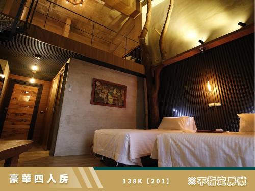 a hotel room with two beds in a room at 豐 FONG PENSiON - 無合作 ᴀɢᴏᴅᴀ 平台 in Taitung City