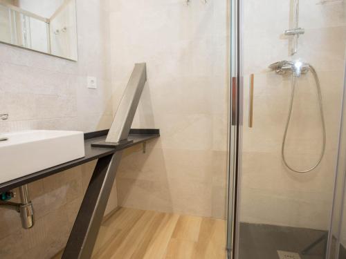 サラゴサにあるApartamentos El Pilarのシャワーと洗面台付きのバスルーム