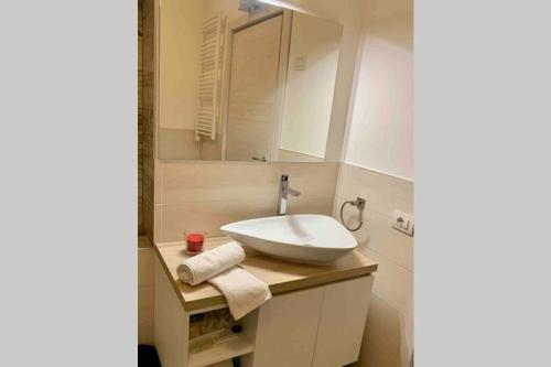 uma casa de banho com um lavatório e um espelho em La Cascinetta - BGY Airport em Grassobbio