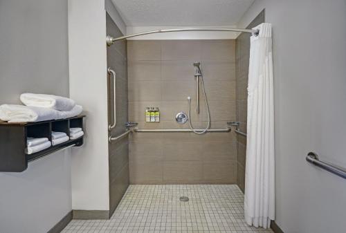 A bathroom at Holiday Inn Express Marshall, an IHG Hotel