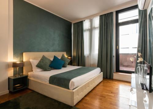 - une chambre avec un grand lit et des oreillers bleus dans l'établissement Heart Milan Apartments Duomo Terrace, à Milan