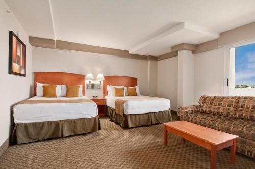 Postel nebo postele na pokoji v ubytování Ramada by Wyndham Edmonton South