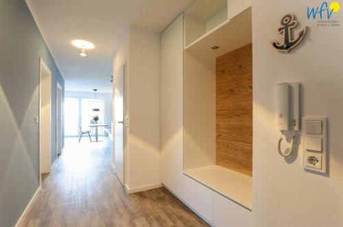 a hallway with a door to a room at Haus Talita - Wohnung PAPA in Juist
