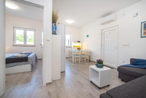 ラザナッツにあるHoliday House VENTUMのベッドとソファとテーブルのある部屋