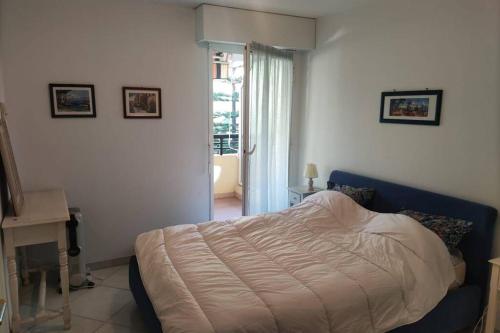 une chambre avec un lit dans une pièce avec une fenêtre dans l'établissement Havre de paix en plein centre ville, 4 couchages, à Menton