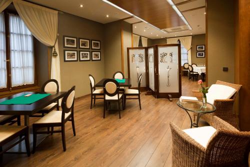 a dining room with tables and chairs and tablesktop at Posada Real Los Cinco Linajes in Arévalo