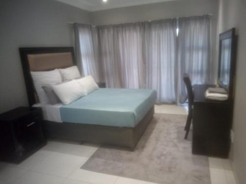 Ein Bett oder Betten in einem Zimmer der Unterkunft The Hide on kilburn
