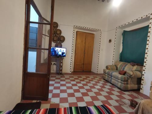sala de estar con suelo a cuadros y TV en Cuarto Panchito ***Centro Histórico***, en Querétaro