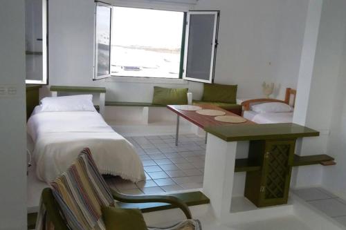 オルソラにあるApartamentos Los Vientos (Apto 8)のベッドルーム1室(ベッド1台、デスク、ソファ付)