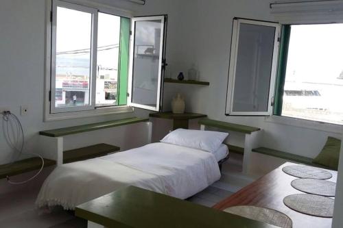 オルソラにあるApartamentos Los Vientos (Apto 8)のベッドルーム1室(ベッド1台、窓2つ付)