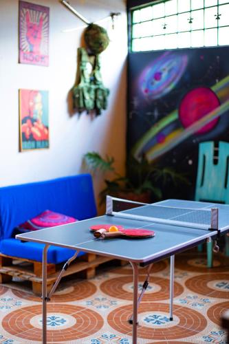 Stolní tenis v ubytování Trip Monkey Origen nebo okolí
